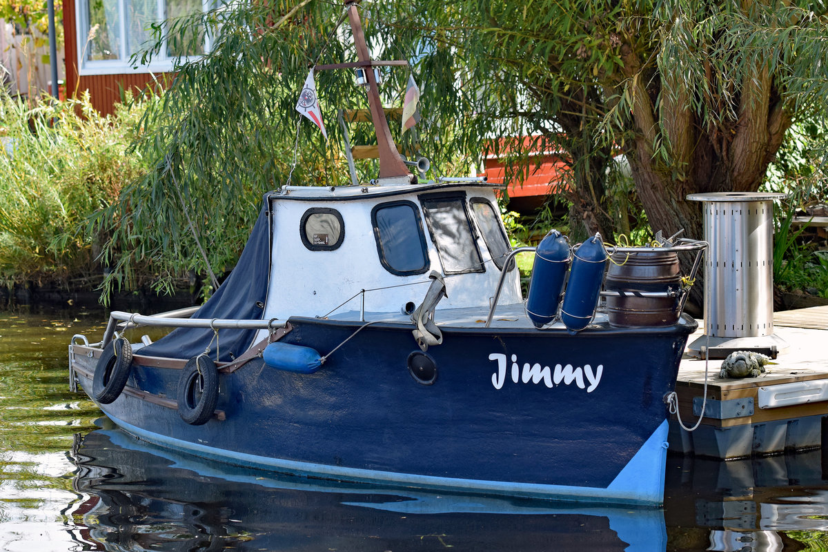 JIMMY in Lübeck, Alte Trave (Aufnahme vom 26.08.2016). Ein sehr kleines Motorboot, über das ich keine weiteren Informationen verfüge. Das Äußerliche deutet darauf hin, dass JIMMY schon etwas  älter  ist. Das Boot hat sicherlich viel zu erzählen - wohl dem, den es mit auf Reisen nimmt. 