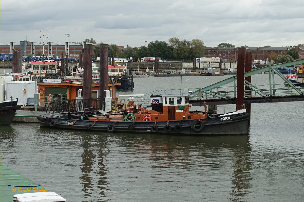 JÖRN (H4028) am 16.10.2021, Hamburg, Liegeplatz Hansahafen  / 
Ex- Namen: BILLHAFEN, BAHIA /
Binnenschlepper /  Lüa 18,09 m, B 5,12 m, Tg 2,6m /  1 Diesel , Cummins, 313 kW (425 PS) / gebaut 1914 als Dampfschlepper bei Gebr. Sachsenberg, Köln-Deutz, 1955 umgebaut zum Motorschlepper bei Sunkel, HH-Veddel  / Eigner seit 2003: Walter Lauk, Hamburg / 
