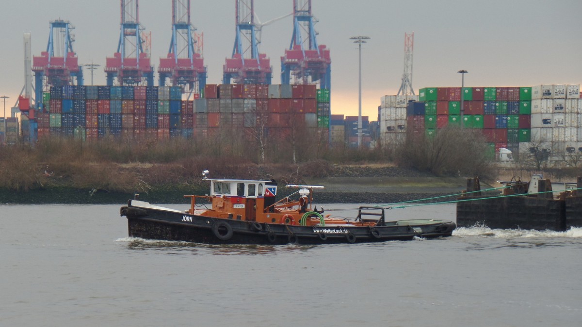 JÖRN (H4028) am 26.2.2014, Hamburg, Elbe Höhe Neumühlen / Ex- Namen: BILLHAFEN, BAHIA / Binnenschlepper / Lüa 18,09 m, B 5,12 m, Tg 2,6m / 1 Diesel , Cummins, 313 kW (425 PS) / gebaut 1914 als Dampfschlepper bei Gebr. Sachsenberg, Köln-Deutz, 1955 umgebaut zum Motorschlepper bei Sunkel, HH-Veddel / Eigner seit 2003: Walter Lauk, Hamburg / 