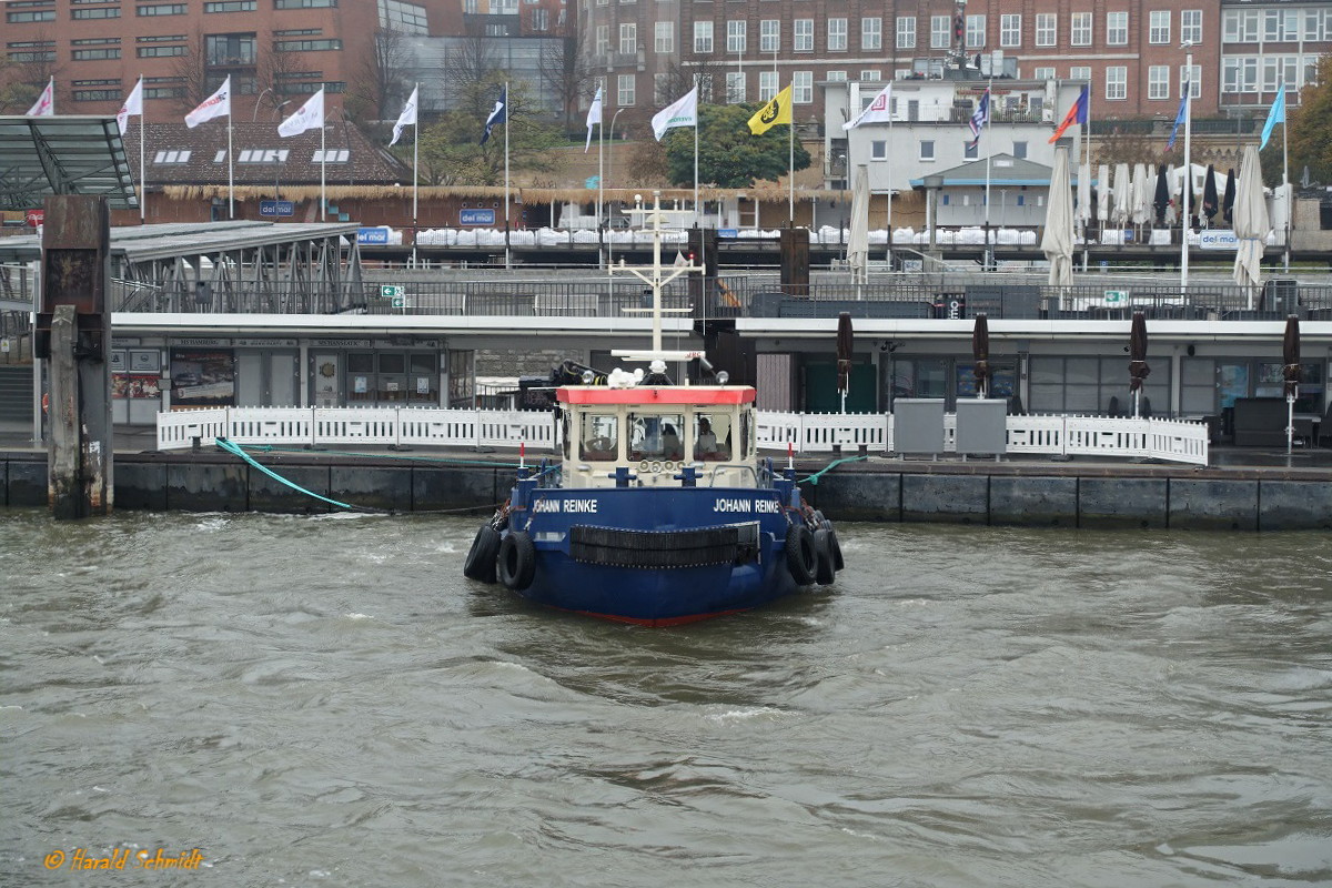 JOHANN REINKE (ENI 0481220) am 11.11.2020, mit dem Heck an den Landungsbrücken festgemacht, Hamburg, Elbe / Eisbrecher + Schlepper (Christian-Nehls-Klasse) / Lüa 18,12 m, B 6,2 m, Tg 2,2 m / 1 Diesel, MAN Typ 2842LE412, 588 kW (799 PS), bis 35 cm Eisaufbruch / gebaut 2016 bei Hitzler Werft, Lauenburg / Eigner: Hamburg Port Authority (HPA), Flotte Hamburg