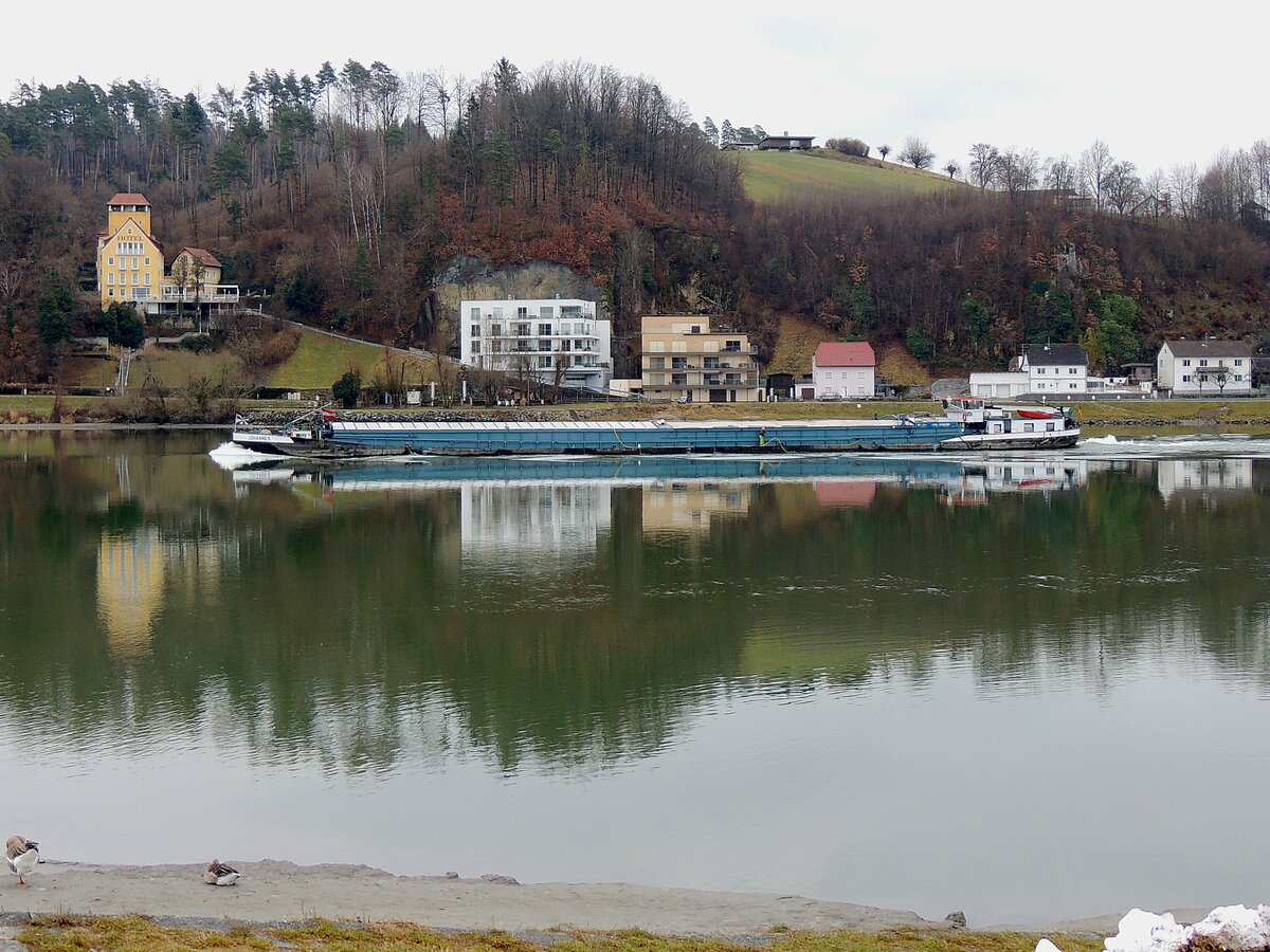 JOHANNES 04500080;Länge:85mtr.; Breite:8,2m; 1149To; 862PS; Bj.1957, fährt bei Aschach/Donau stromaufwärts; 220123