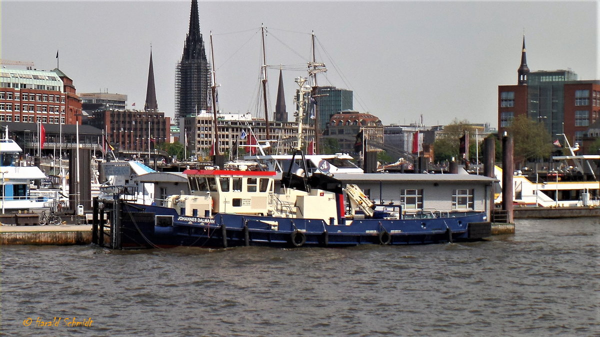 JOHANNES DALMANN (2) (ENI 04812300) am 23.5.2017, Hamburg, Elbe, an der Überseebrücke /
Schlepper + Eisbrecher / Lüa 30 m, B 8,5 m, Tg 2,2 m / 1 Diesel, ABC 8DZC, 1.354kW (1.841 PS),  1 Festpropeller, 12 kn, Pfahlzug 13 t / Eisbrecherleistung: 45 cm bei 2 kn  / gebaut bei  Hitzler-Werft, Lauenburg, Indienststellung: 22.1.2016 / Eigner: HPA (Hamburg Port Authority /
Benannt nach: Johannes Christian Wilhelm Dalmann  (1823-1875), von 1864 bis 1875 Hamburger Wasserbaudirektor /
