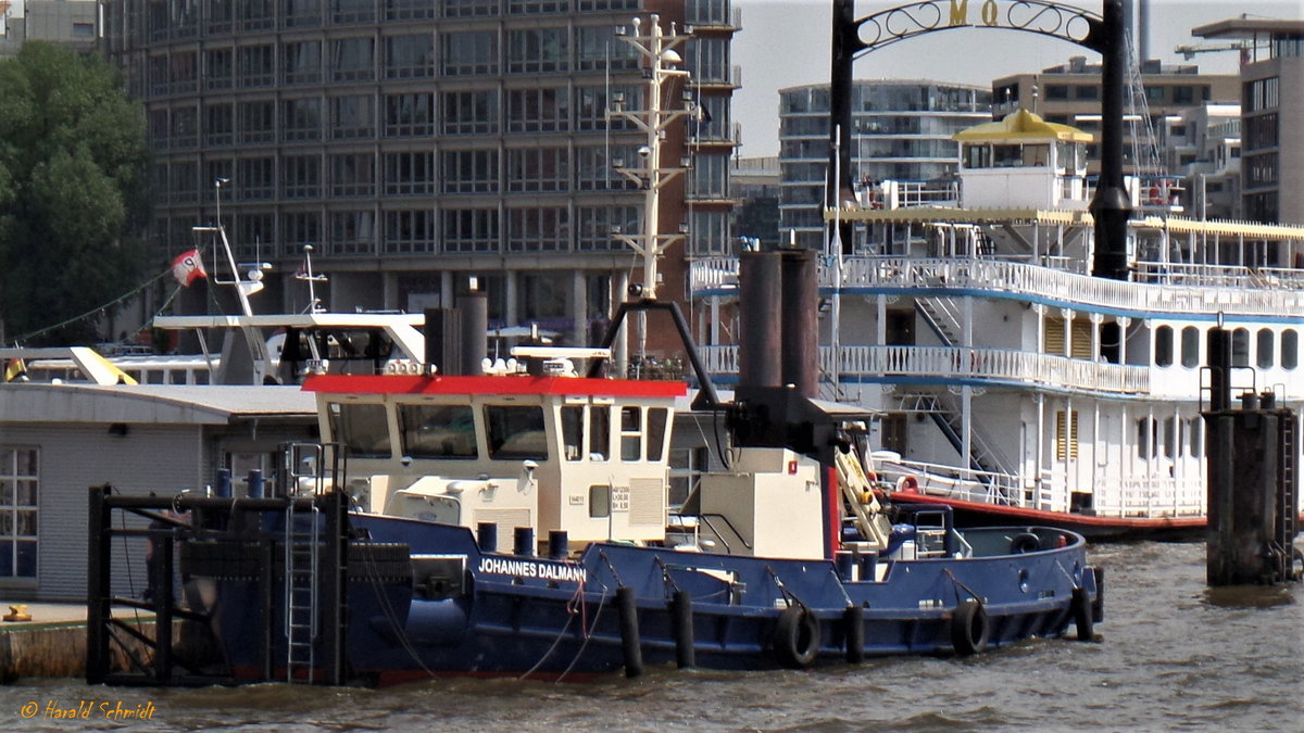 JOHANNES DALMANN (2) (ENI 04812300) am 23.5.2017, Hamburg, Elbe, an der Überseebrücke /
Schlepper + Eisbrecher / Lüa 30 m, B 8,5 m, Tg 2,2 m / 1 Diesel, ABC 8DZC, 1.354kW (1.841 PS),  1 Festpropeller, 12 kn, Pfahlzug 13 t / Eisbrecherleistung: 45 cm bei 2 kn  / gebaut bei  Hitzler-Werft, Lauenburg, Indienststellung: 22.1.2016 / Eigner: HPA (Hamburg Port Authority /
Benannt nach: Johannes Christian Wilhelm Dalmann  (1823-1875), von 1864 bis 1875 Hamburger Wasserbaudirektor /
