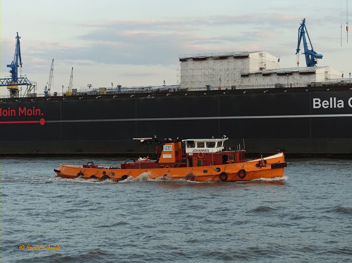 JOHANNES (ENI 05104560) am 7.9.2020, Hamburg, Elbe, Höhe Steinwerder (Blohm+Voss) /

Ex-Name: JOHANNES DALMANN bis Mai 2017 /

Ehemaliger Eisbrecher /Schlepper der HPA / Lüa 28,62 m, B 7,5 m, Tg 3,56 m / 1 Deutz-Diesel, SBA 8M 528 (Baujahr 1974) 853 kW (1160 PS), Reintjes Wendeuntersetzungsgetriebe WGV481, Propeller: Zeise, Durchmesser 2.500 mm, 4-flügelig , 11,8 kn, Pfahlzug: 12,5 t  / gebaut 1949 bei Norderwerft, Hamburg als Dampfschiff, 1974 Umbau zum Motorschiff / 2017 für 32.500 € an PAN (Pontonanlage Norderelbe durch die VEBEG versteigert  /
