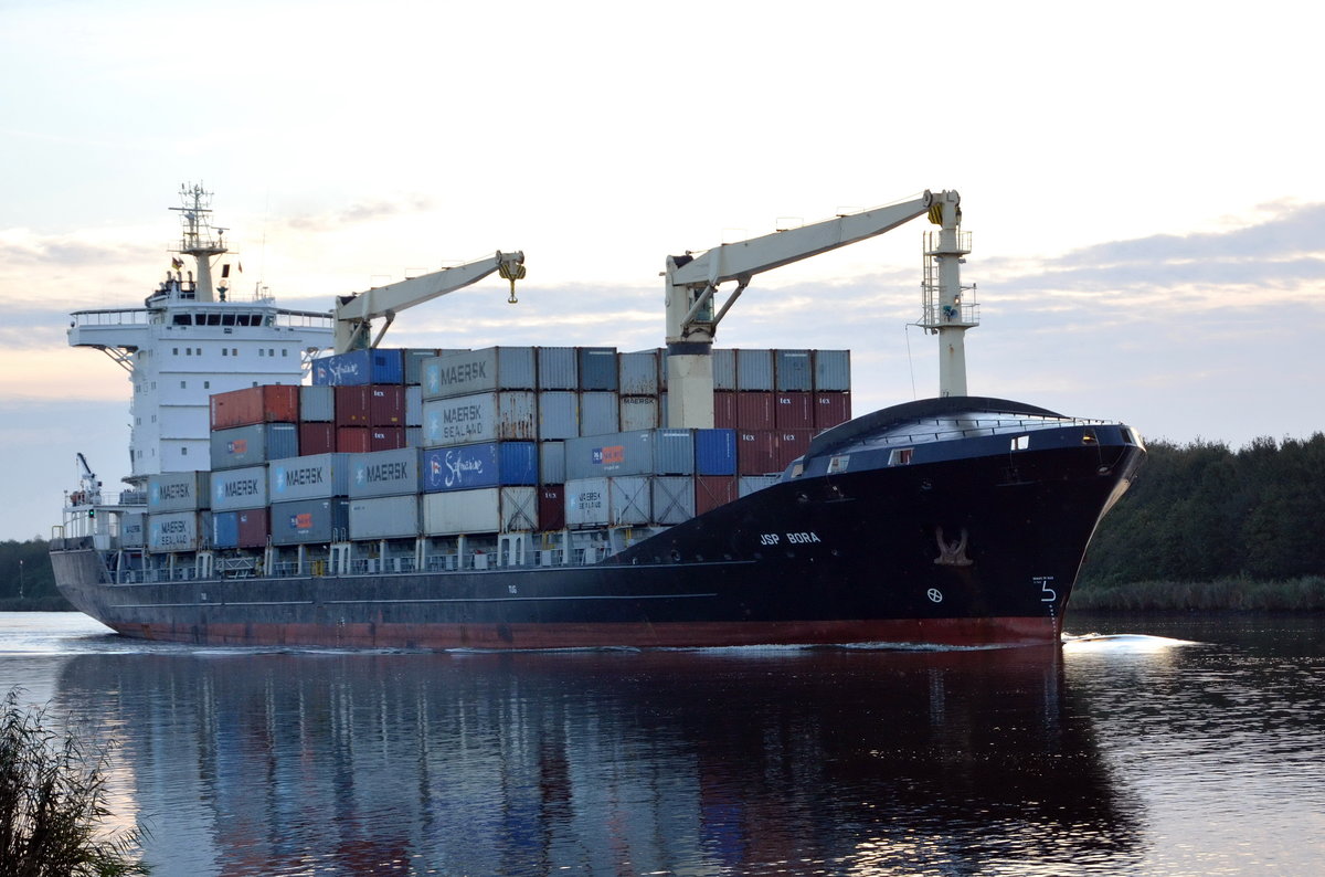 JSP Bora, Containerschiff auf dem NOK bei Burg Richtung Kiel am 01.10.17. IMO: 9390472 Lnge 148 m, Breite 24 m, Baujahr 2007, Heimathafen  Saint. John`s