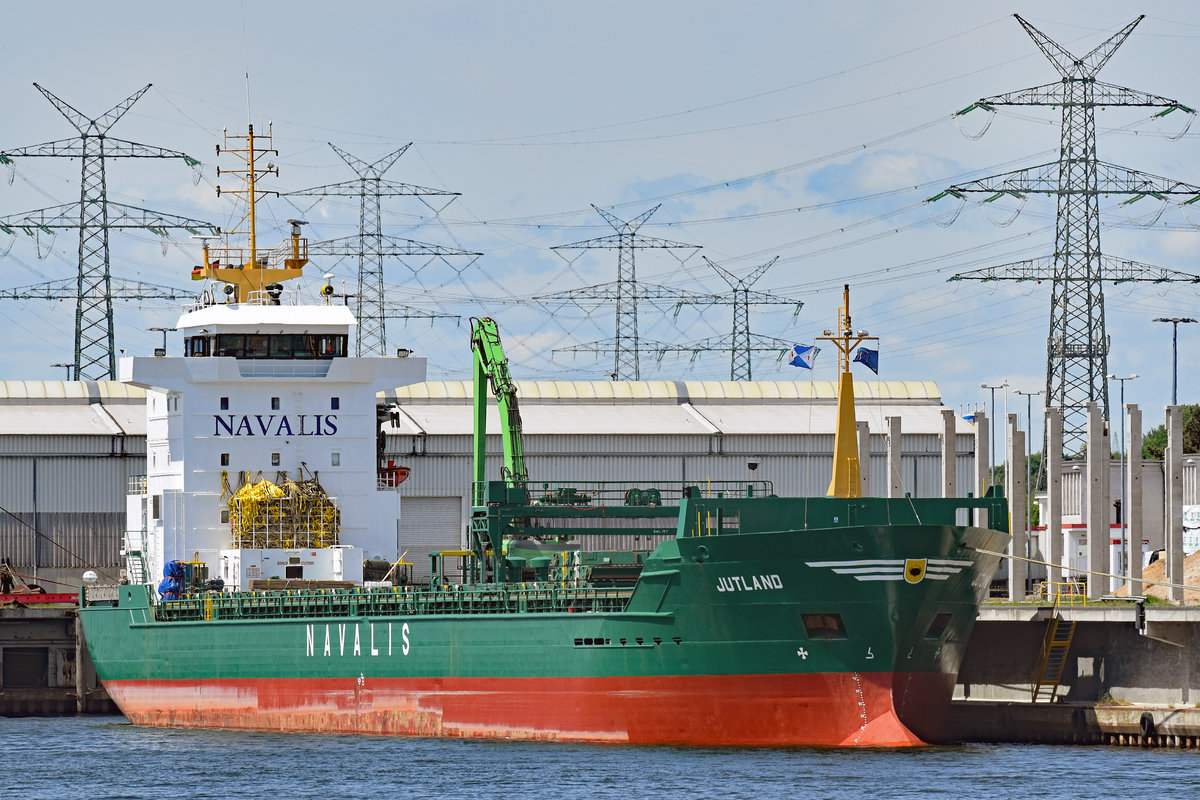 JUTLAND  (IMO 9277345) am 31.05.2020 im Hafen von Lübeck