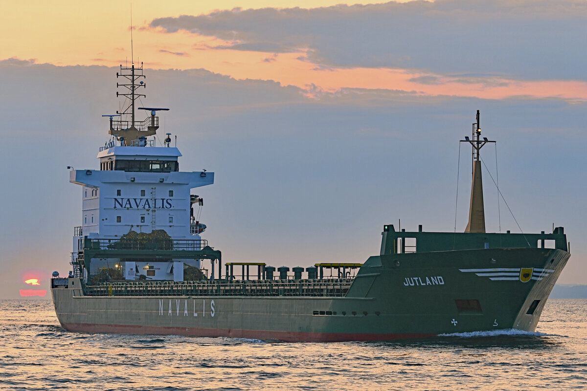 JUTLAND (IMO 9277345) bei Sonnenaufgang am 15.05.2023 in der Ostsee vor Lübeck-Travemünde