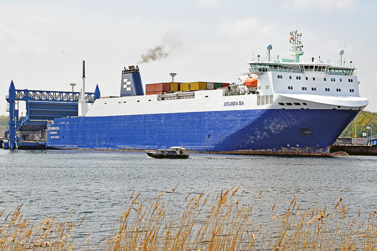 JUTLANDIA SEA (IMO: 9395355) am 15.5.2021 im Hafen von Lübeck-Travemünde