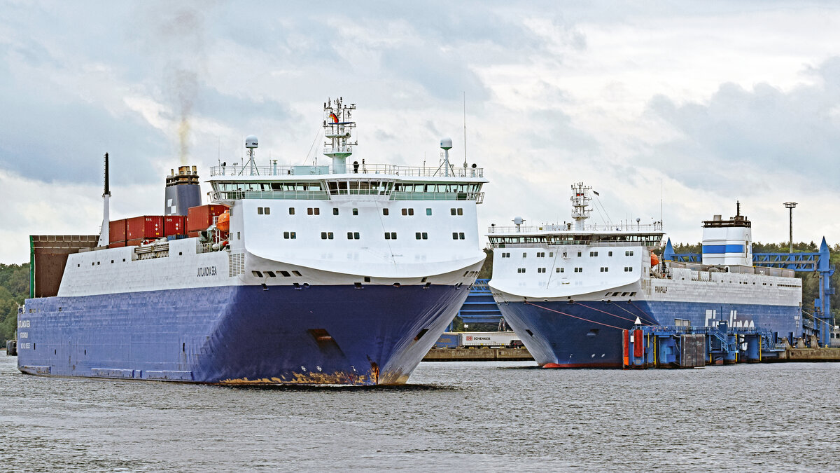 JUTLANDIA SEA (IMO 9395355) und FINNPULP am 02.10.2021 am Skandinavienkai in Lübeck-Travemünde