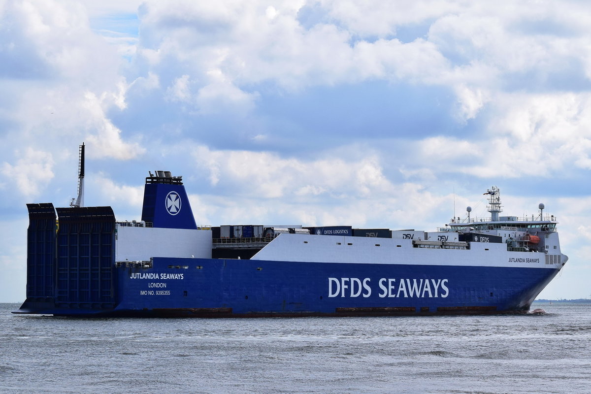 JUTLANDIA SEAWAYS , Fahrzeugtransporter , IMO 9395355 , Baujahr 2010 , 187m × 26.49m , am 08.09.2018 bei der Alten Liebe Cuxhaven 