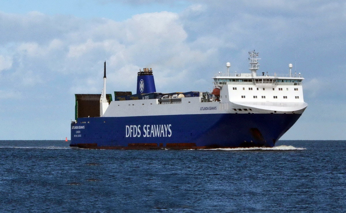 Jutlandia Seaways, Ro Ro Schiff von DFDS SEAWAYS am 26.09. 2018 laüft im Hafen Cuxhaven ein. IMO: 9395355, Baujahr 2010, Länge 188 m, Breite 27 m. 