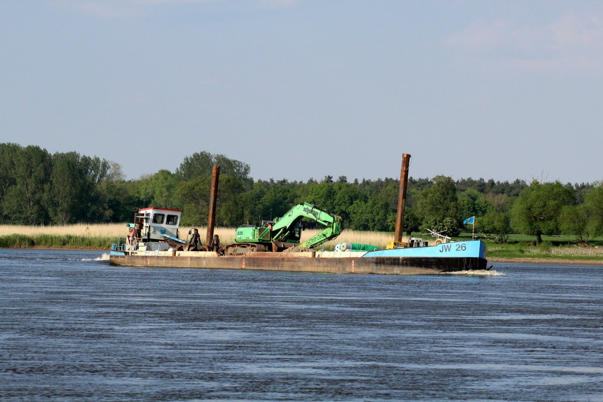 JW 26 (04303720 , 56,20 x 7,04) am 2.04.2014 auf der Elbe zu Berg vor Sandau. Das Schiff liegt nach Backbord geneigt im Wasser ! 