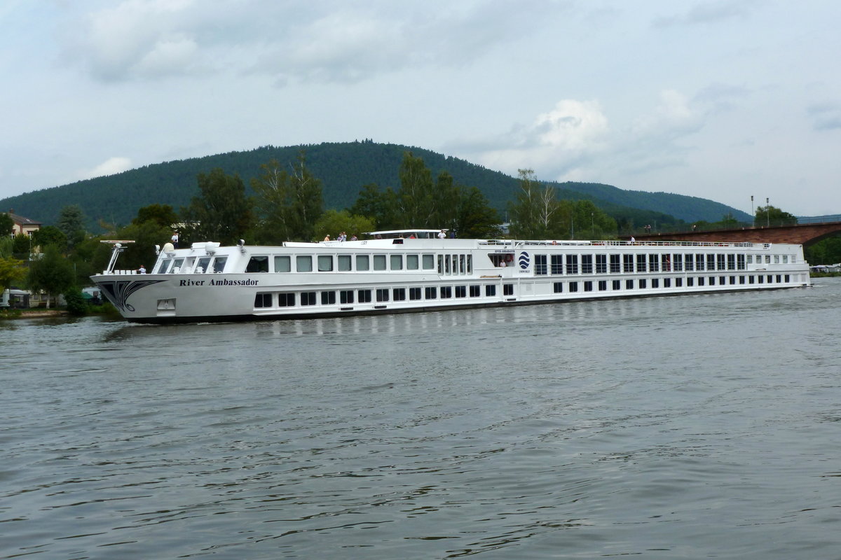 Kabinen-FGS 'RIVER AMBASSADOR' (ENI 02320666) hat auf seiner Talfahrt gerade die alte Mainbrücke bei Miltenberg passiert. Aufnahmedatum: 17.08.2017.