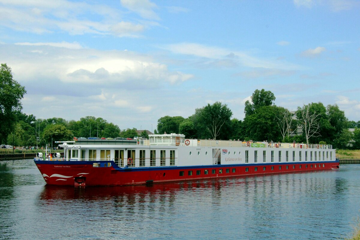 Kabinenfahrgastschiff  KATHARINA VON BORA  (05803950 , 83 x 9,50m) hatte am 25.06.2021 in der  SPREE  gewendet und fuhr in der Spreemündung in die  HAVEL  zu Tal ein.