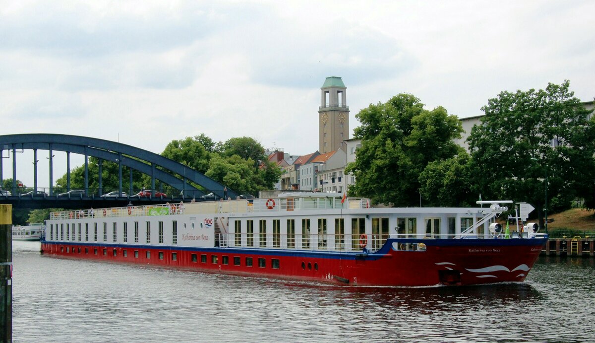 Kabinenfahrgastschiff (KFGS)  KATHARINA VON BORA  (05803950 , 83 x 9,50m) befuhr am 25.06.2021 die  HAVEL  in Berlin-Spandau zu Berg. 