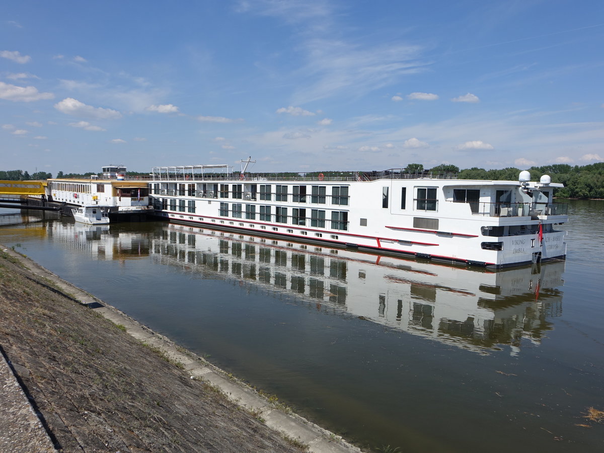 Kabinenfahrgastschiff Viking Embla der Reederei Viking River Cruises, gebaut 2012, 
Dieselelektrischer Antrieb, 4 × AEM WH 315 ML4 mit je 315 kW als Hauptantrieb, 
2 × Schottel-SPJ 82 RD mit je 340 kW als Bugstrahlruder, Bauwerft Neptun Werft, 
Heimathafen Basel, gesehen im Hafen von Vukovar Kroatien (02.05.2017)