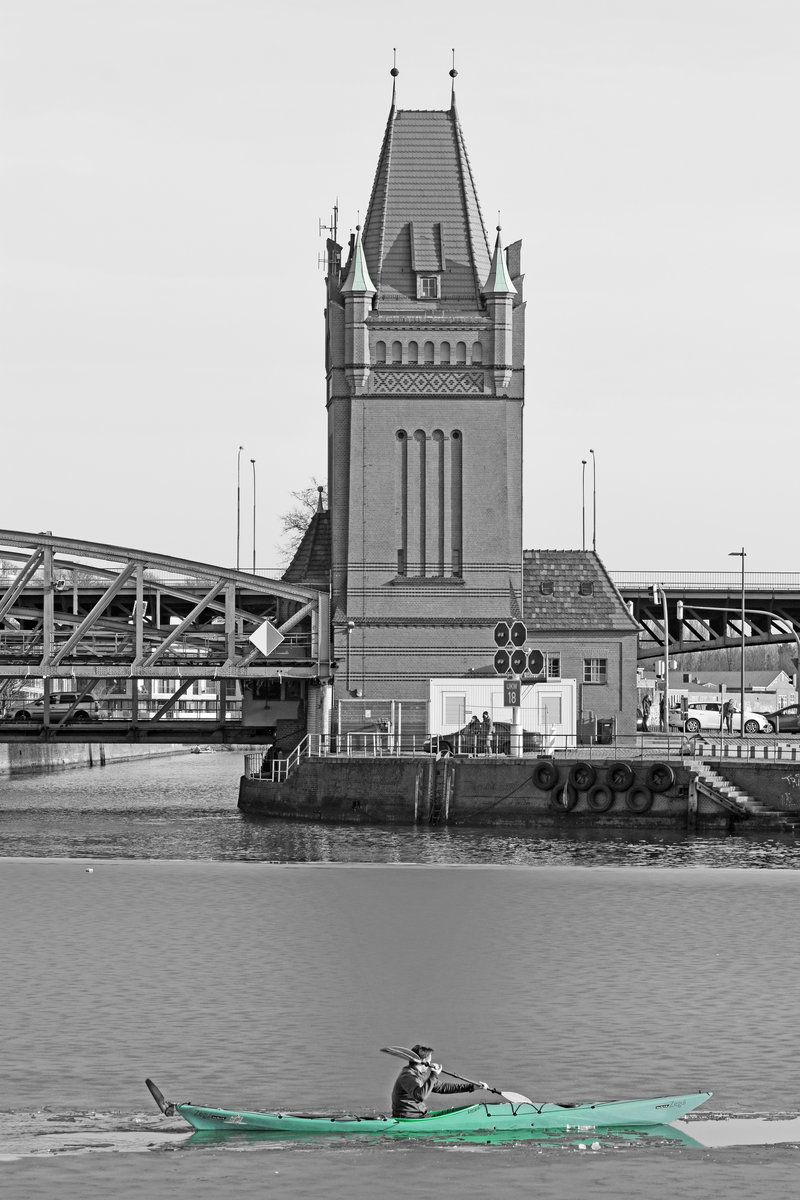 Kajak auf der teilweise noch vereisten Trave in Höhe der Burgtorbrücke. Lübeck, 20.02.2021