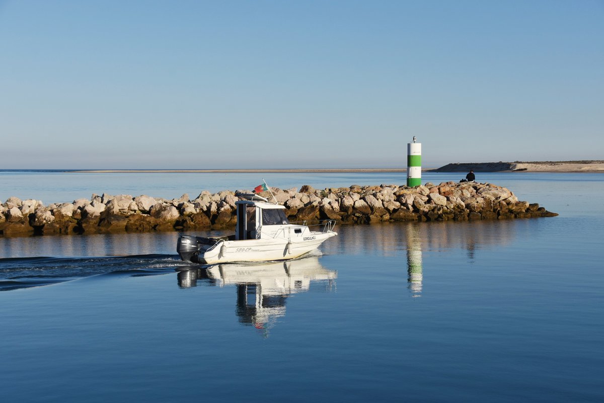 Kajütboot GORGULHO I beim Auslaufen aus dem Hafen von Fuseta / gesehen in Fuseta (Distrikt Faro/Portugal), 05.02.2019