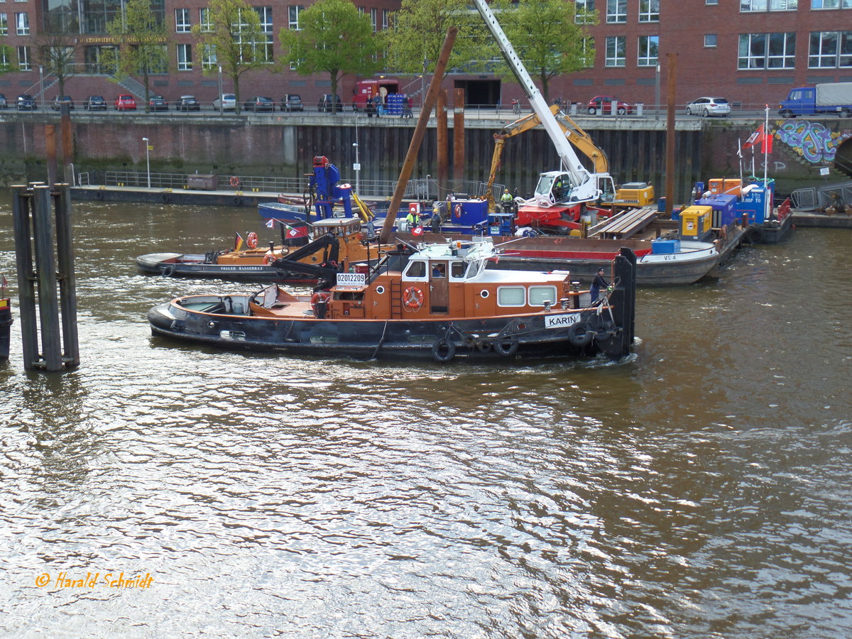 KARIN (ENI 02012209) am 4.5.2016, Hamburg, Elbe, an einer Baustelle im Binnenhafen /

Ex-Namen: WELS (1973 Ewerführerei S&S Elbe), PATRIK (1986) C. R. Eckelmann, CATHARINA 3 (1988) /
Schubschlepper / Lüa 17,65 m, B 5,77 m, Tg 2,6 m / 1 Diesel, MWM D-440-6, 300 kW (410 PS), 1 Propeller, Pfahlzug 7,5 t / Ausrüstung u.a.: Bugstrahlruder, Hubbrücke, Hydr. Ladekran, 4 Koppelwinden / gebaut 1973 bei Oelkers, HH-Wilhelmsburg / Eigner: seit 2012 Schleppkontor Meyrose, HH /
