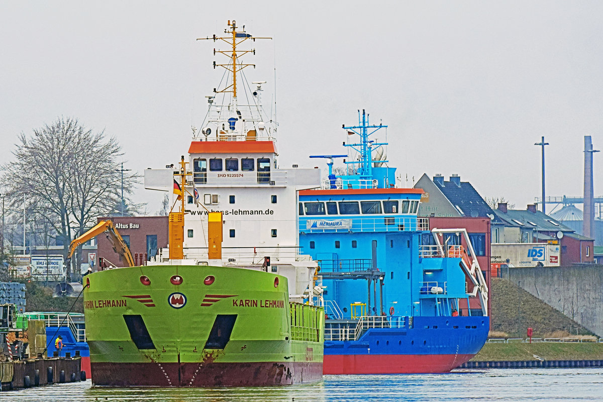 KARIN LEHMANN (IMO 9225574) am 16.03.2021 beim Lagerhaus Lübeck. Im Hintergrund ist der Heckbereich des Frachtschiffes EEVA VG zu sehen. 