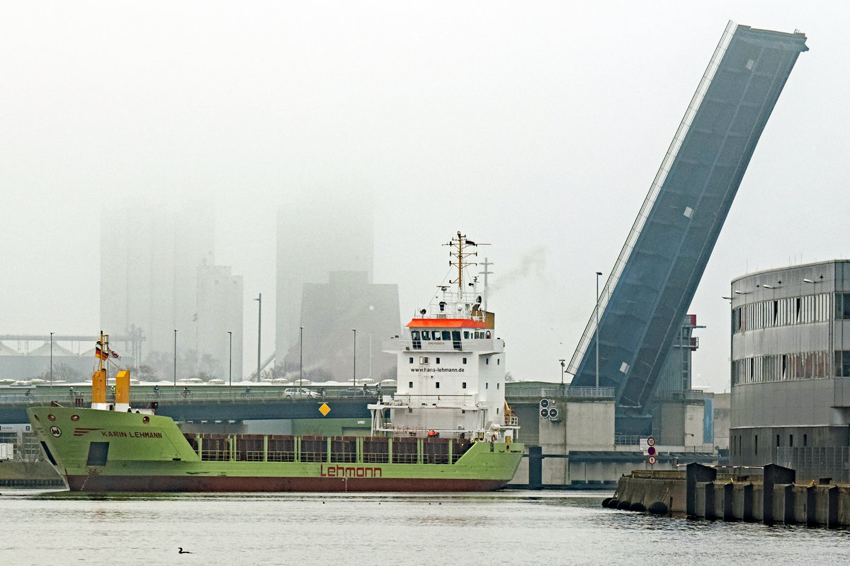 KARIN LEHMANN (IMO 9225574) hat am 16.3.2021 die Eric-Warburg-Brücke passiert und wird ein paar Minuten später im Hafen von Lübeck festmachen. Aus Rostock kommend, wird die Ladung (Dünger) beim Lagerhaus Lübeck gelöscht.