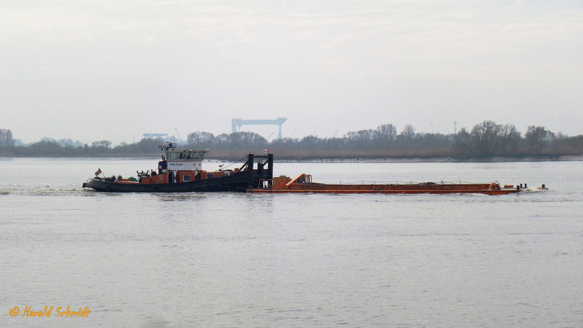 KARL HEINZ (ENI 02307020) am 30.3.2017, eine mit Baggergut beladene Klappschute schiebend, Hamburg, Elbe Höhe Wittenbergen /

Ex-Namen: Jan, Jannie, Diana, Omnia, Jessica, Frenk R, Cobra, Evodia /

Schubschlepper / Lüa 23,38 m, B 6,2 m, Tg 2,15 m / 1 Deutz-Diesel, 588 kW (800 PS) / gebaut 1941 in Holland  / Ausstattung u.a. Hydr. Ruderhaus, bis 10 m, 4 Koppelwinden, Heckanker / Eigner: Schleppkontor Meyrose, HH, Heimathafen Hamburg /
