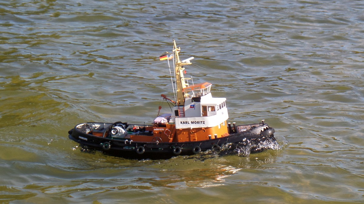 KARL MORITZ in voller Fahrt  am 12.7.2012, Hamburg, Stadtpark im Modellbootteich,
Modell des Hafenschleppers   Karl Moritz  ex  Fairplay I  im Maßstab 1:33, entstanden  aus dem HEGI-Baukasten  Fairplay V   
