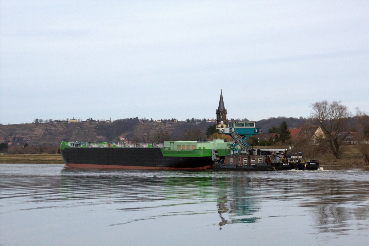 Kasko-Transport am 13.02.2020 auf der Elbe zu Tal unterhalb der A4 bei Dresden. SB Edda (05609510 ,25,66 x 8,19m) schob das TMS-Kasko CT 1803 (86 x 11,4m) von Tschechien nach Magdeburg. 