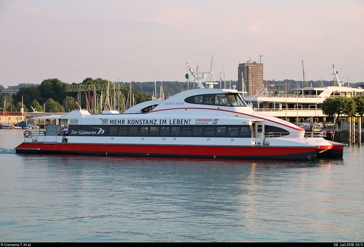 Katamaran  Constanze  der Katamaran-Reederei Bodensee (Tochtergesellschaft der Technischen Werke Friedrichshafen (TWF) und der Stadtwerke Konstanz (SWK)), kommend von Friedrichshafen, läuft in den Hafen Konstanz ein.
[8.7.2018 | 20:11 Uhr]