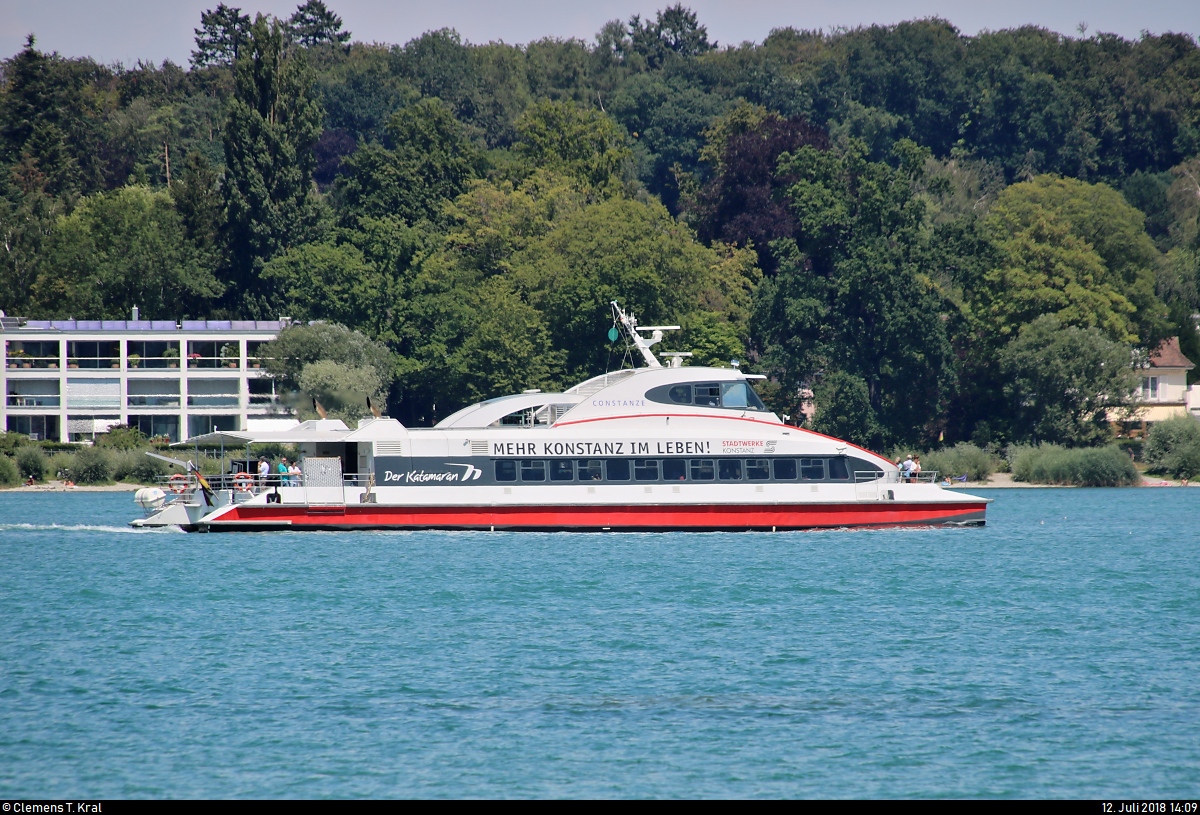 Katamaran  Constanze  der Katamaran-Reederei Bodensee (Tochtergesellschaft der Technischen Werke Friedrichshafen (TWF) und der Stadtwerke Konstanz (SWK)) nach Friedrichshafen verlässt den Hafen Konstanz auf dem Bodensee.
[12.7.2018 | 14:09 Uhr]