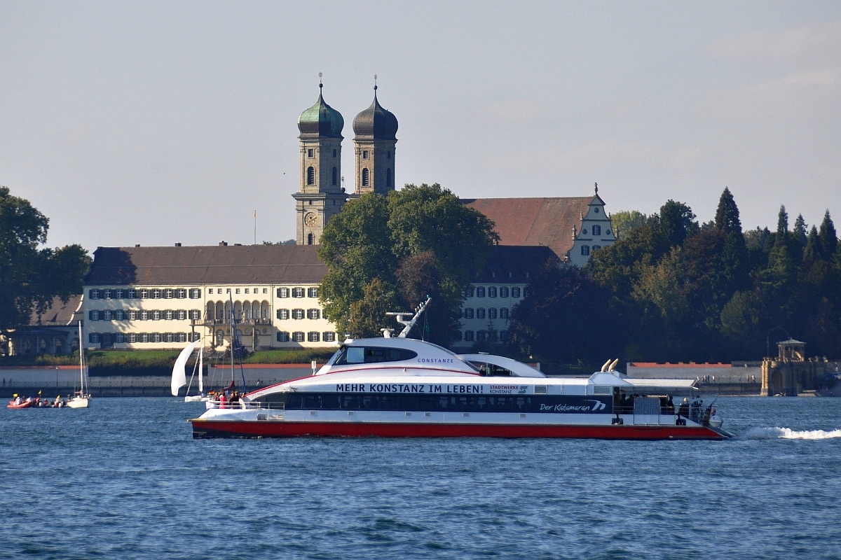 Katamaran CONSTANZE vor dem Schloss Friedrichshafen (2014-09-27) 