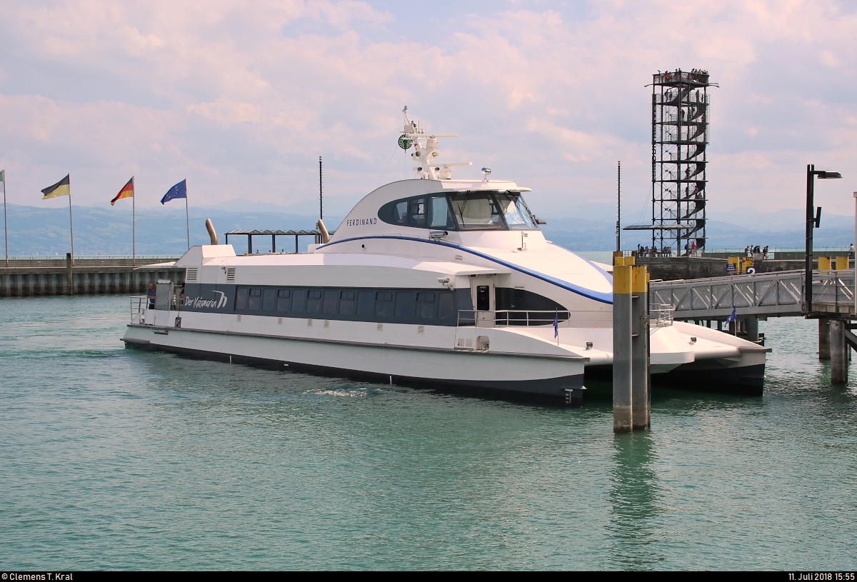 Katamaran  Ferdinand  der Katamaran-Reederei Bodensee (Tochtergesellschaft der Technischen Werke Friedrichshafen (TWF) und der Stadtwerke Konstanz (SWK)), kommend von Konstanz, läuft in den Hafen Friedrichshafen ein.
[11.7.2018 | 15:55 Uhr]