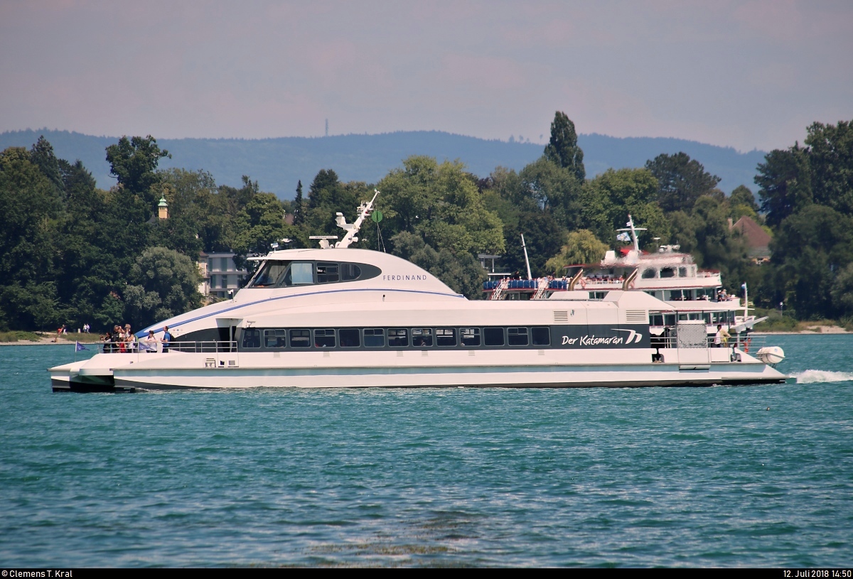 Katamaran  Ferdinand  der Katamaran-Reederei Bodensee (Tochtergesellschaft der Technischen Werke Friedrichshafen (TWF) und der Stadtwerke Konstanz (SWK)) von Friedrichshafen erreicht den Hafen Konstanz auf dem Bodensee.
[12.7.2018 | 14:50 Uhr]