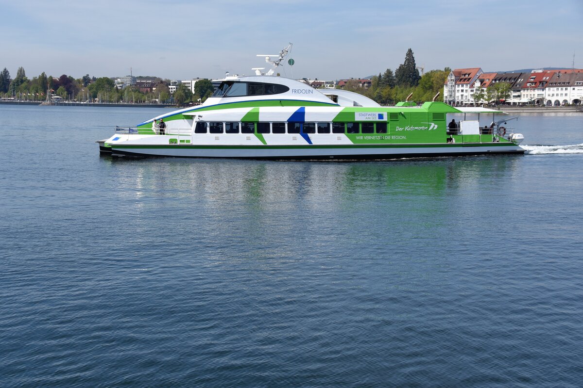 Katamaran FRIDOLIN auf dem Weg nach Konstanz, kurz nach dem Auslaufen aus Friedrichshafen/Deutschland (04.05.2023)