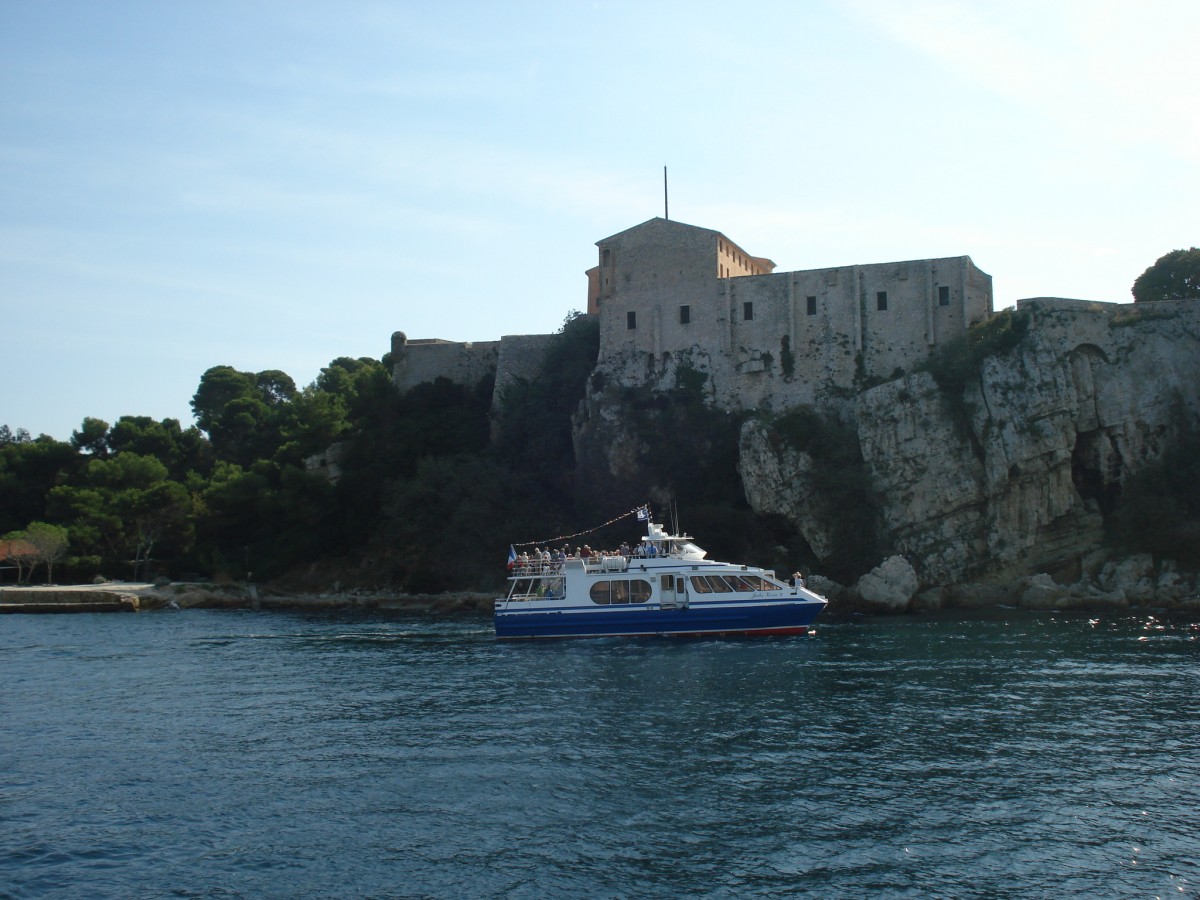 Katamaran JULES VERNE am 6.10.2009, am Fort Royal auf der Insel Sainte Marguerite vor Cannes /
