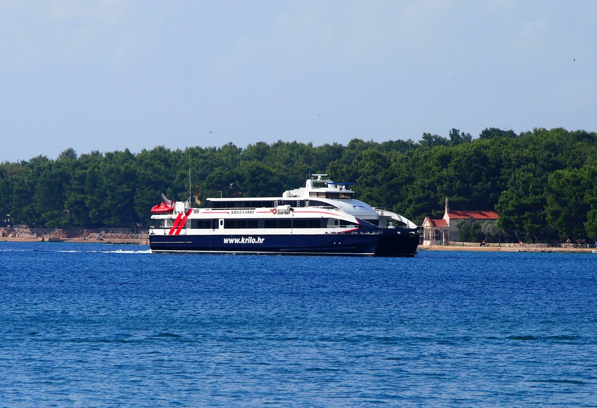 Katamaran KRILO CARBO (Baujahre 2012)ist ein Passagierschiff und fährt unter der Flagge von Croatia (IMO: 9622708, MMSI: 238398840). in Cres am 15.9.2015