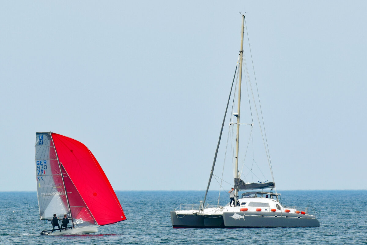 Katamaran PLAN-B  am 13.08.2021 in der Ostsee vor Lübeck-Travemünde.