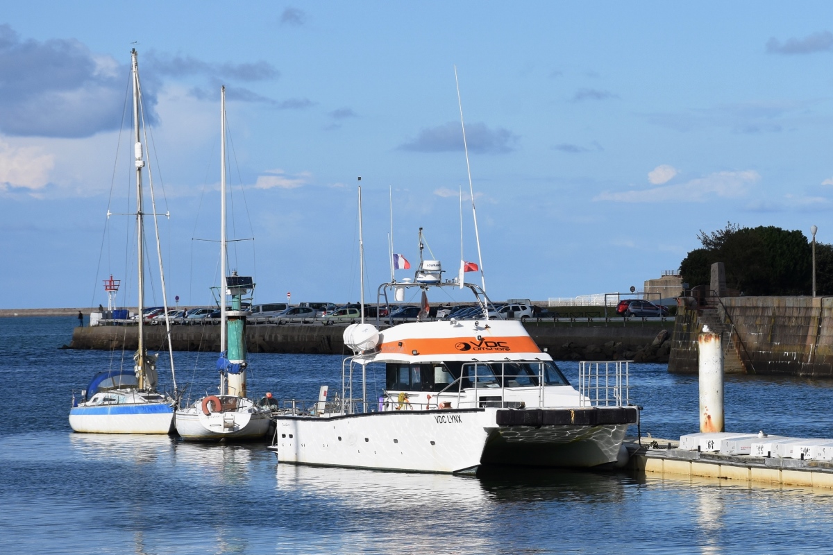 Katamaran  VDC LYNX  (Wind Farm Catamaran) der Fa. VDC Offshore dient der Inspektion und dem Unterhalt von Offshore- Windkraftanlagen sowie dem Transfer von Personal. Das in Großbritannien zugelassene Schiff (Bj. 2010; MMSI 235081434) ist in Cherbourg stationiert. (2017-09-15)