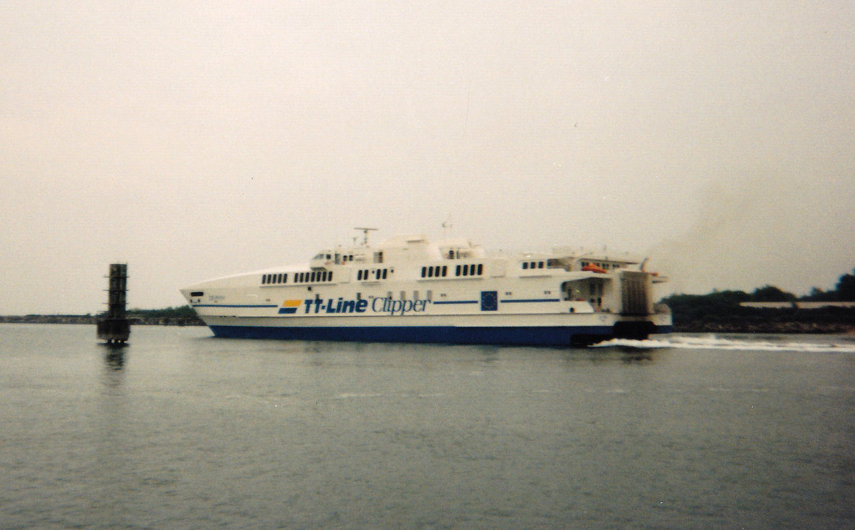 Katamaranfähre  Delphin  der TT-Line bei der Ausfahrt vom Rostocker-Hafen 1996. Digitalisiertes Foto vom Kleinbild.