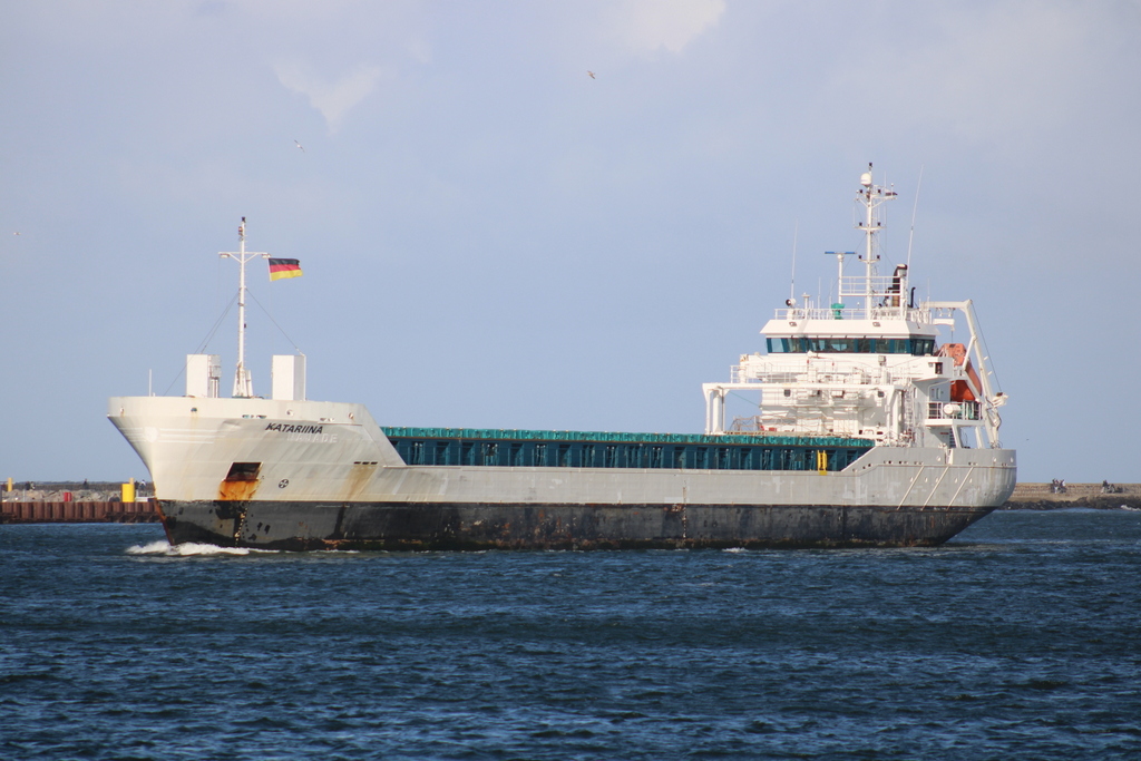 Katariina auf ihrem Seeweg von Vordingborg Vesthavn nach Rostock beim Einlaufen am Vormittag des 14.10.2023 in Warnemünde.