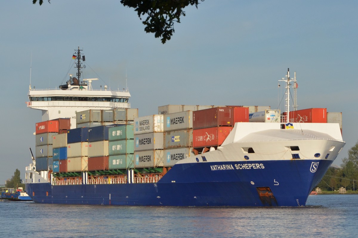 ,,Katharina Schepers`` Feederschiff, Heimathafen Limassol IMO: 9584865, Baujahr: 2012 Container: 1036 TEU Maschinenleistung: 9000 KW Lnge: 151.72 m Breite: 23.40 m Tiefgang: 8.00 m bei 19 kn. 01.10.15 vor der Einfahrt nach Brunsbttel in die Schleuse.