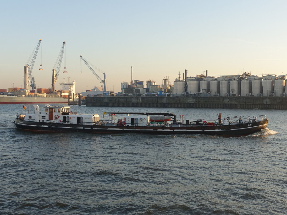 KATHI (IMO 7006974) (ENI 05103710) am: 26.2.2019, Hamburg, Elbe Höhe Landungsbrücken /
Ex-Name: SHELL 52 
Bunkerboot / GT 188 / Lüa 43,55 m, B 6,5 m, Tg 1,77 m / 1 Diesel, MWM RHS 518 A, 160 kW (217 PS), 8 kn / gebaut 1969 bei Scheel & Jöhnk, Hamburg / Eigner: Hans Rinck GmbH, Flagge: D, Heimathafen: Stade /
