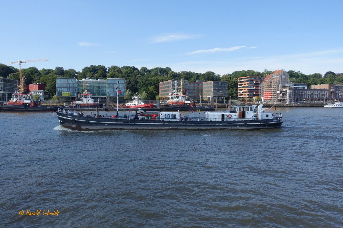 KATHI (IMO 7006974) (ENI 05103710) am: 19.7.2019, Hamburg, Elbe Höhe Neumühlen /
Ex-Name: SHELL 52 
Bunkerboot / GT 188 / Lüa 43,55 m, B 6,5 m, Tg 1,77 m / 1 Diesel, MWM RHS 518 A, 160 kW (217 PS), 8 kn / gebaut 1969 bei Scheel & Jöhnk, Hamburg / Eigner: Hans Rinck GmbH, Flagge: D, Heimathafen: Stade /
