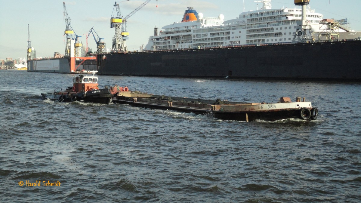 KATRIN (ENI 05115580) am1.10.2013, beim Schlepper der Schute AR 55 (Arnold Ritscher), Hamburg, Elbe Höhe Blohm+Voss / 
Ex-Name: DART IV (1957), TIGER (1971) MORITZ (1985) 
Schlepper /  BRZ 75 / Lüa 19,9 m, B 5,05 m, Tg 2,75 m / 1 Lister Blackstone Diesel, 3-Zyl. 265 kW (360 PS), 10 kn, Pfahlzug 5,9 t / gebaut 1957 bei P.K. Harris & Sons Ltd., Appledore, GB / / Eigner: seit 2003 Schleppkontor Meyrose, HH / 
