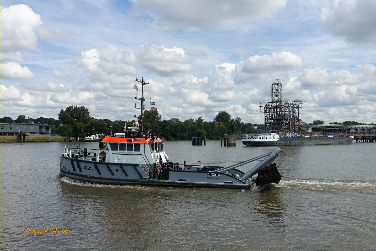 KEES JR am 13.10.2019, Hamburg, Köhlfleet, Köhlfleethafen /
Baggerschiff / Lüa 22,3 m, B 7 m, Tg 2,8 m / 2 Diesel, ges. 882 kW (1200 PS), Pfahlzug 15 t / gebaut 2014 bei Hoekman Shipbuilding für Baggerbedrijf De Boer in Sliedrecht /
