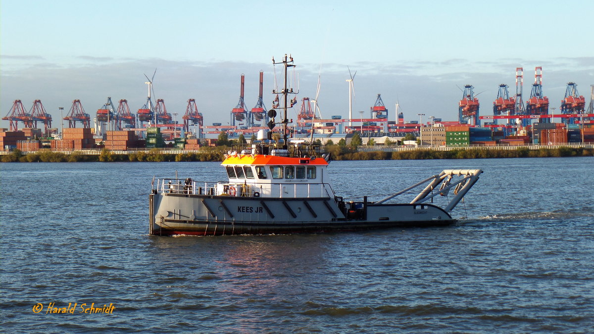 KEES JR am 8.10.2017, Hamburg, Elbe Höhe Neumühlen /
Baggerschiff / Lüa 22,3 m, B 7 m, Tg 2,8 m / 2 Diesel, ges. 900 kW, Pfahlzug 15 t / gebaut 2014 bei Hoekman Shipbuilding für Baggerbedrijf De Boer in Sliedrecht /
