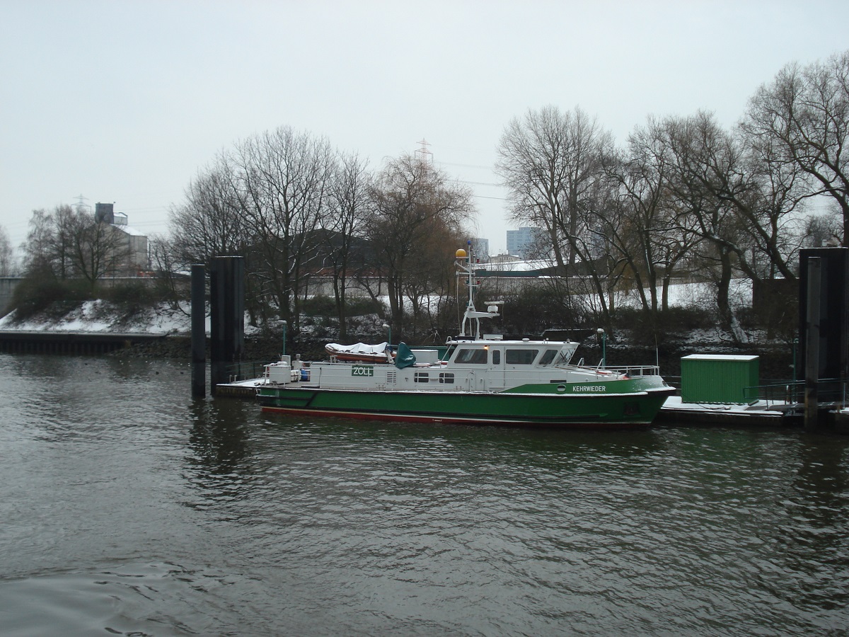 KEHRWIEDER (ENI 04807180) am 5.1.2010, in der alten grünen Rumpffarbe,  Hamburg, Süderelbe, Anleger Harburg, /
Hafenzollboot / Lüa 19,97 m, B 5,0 m, Tg 1,5 m / 1 Diesel, MTU 396, 832 kW (1132 PS), 16 kn / gebaut 1998 bei Deutsche Binnenwerften, Berlin-Köpenick  / Eigner: Oberfinanzdirektion Hamburg / Einsatz im Hamburger Hafengebiet und bis Cuxhaven / 
