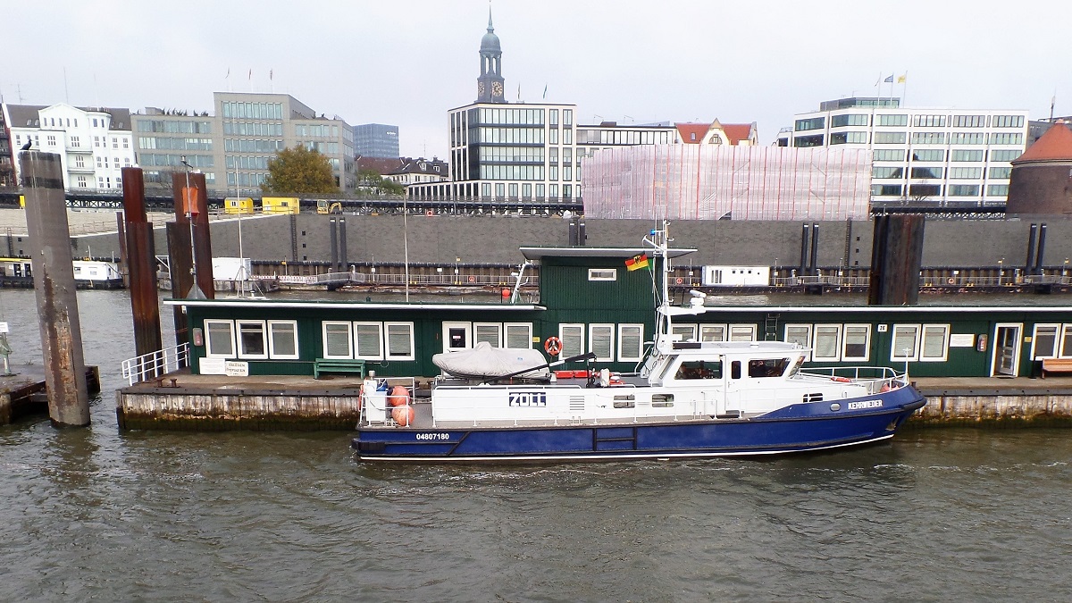 KEHRWIEDER (ENI 04807180) am 9.11.2018, jetzt mit blauem  Rumpf, Hamburg, Elbe, an der Zollstation Überseebrücke, /
Hafenzollboot / Lüa 19,97 m, B 5,0 m, Tg 1,5 m / 1 Diesel, MTU 396, 832 kW (1132 PS), 16 kn / gebaut 1998 bei Deutsche Binnenwerften, Berlin-Köpenick  / Eigner: Oberfinanzdirektion Hamburg / Einsatz im Hamburger Hafengebiet und bis Cuxhaven / 
