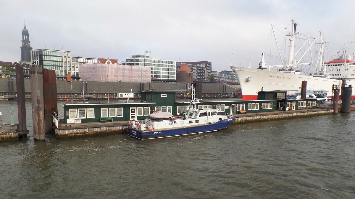 KEHRWIEDER (ENI 04807180) am 9.11.2018, jetzt mit blauem  Rumpf, Hamburg, Elbe, an der Zollstation Überseebrücke, /
Hafenzollboot / Lüa 19,97 m, B 5,0 m, Tg 1,5 m / 1 Diesel, MTU 396, 832 kW (1132 PS), 16 kn / gebaut 1998 bei Deutsche Binnenwerften, Berlin-Köpenick  / Eigner: Oberfinanzdirektion Hamburg / Einsatz im Hamburger Hafengebiet und bis Cuxhaven / 
