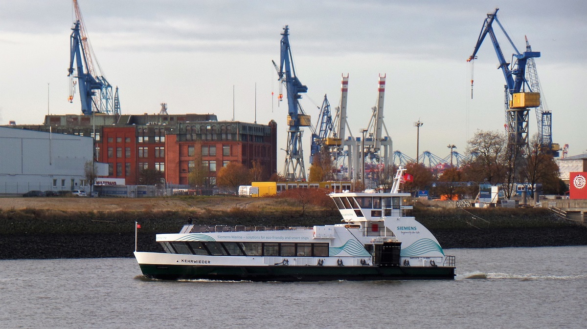 KEHRWIEDER (ENI 04813370) (H 6082) am 26.11.2018, Backbordseite,  auf der Fährlinie 72 zur Elbphilharmonie, Hamburg, Elbe, vor der Überseebrücke,  /

Hafenfähre, HADAG Typ 2020 / Lüa 29,5 m, B 8,4 m, Tg 1,75 m / Antriebsanlage: 2 Diesel Scania Di13 070 M, 370 kW (503 PS), 1 Siemens-EcoProp Hybrid-Antriebssystem (Variante mit Pella Sietas-optimiertem Propellerantrieb, 2x 225 kW (306 PS) Propulsionsleistung) / 2 konventionelle Wellen mit je 2 E-Fahrmotoren, 2 Schaffran-Festpropeller, 12 kn / vorn und hinten je ein Querstrahlruder á 80 kW (110 PS)  /

Gebaut 2018 bei Pella-Sietas-Werft in Hamburg-Neuenfelde als Typ 190 mit der Bau-Nr. 1315
